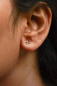 Boucles d'oreilles à tige en or jaune 10 carats, diamants ronds et baguettes 1/10 ct, croix croisée (couleur HI, pureté I1-I2)