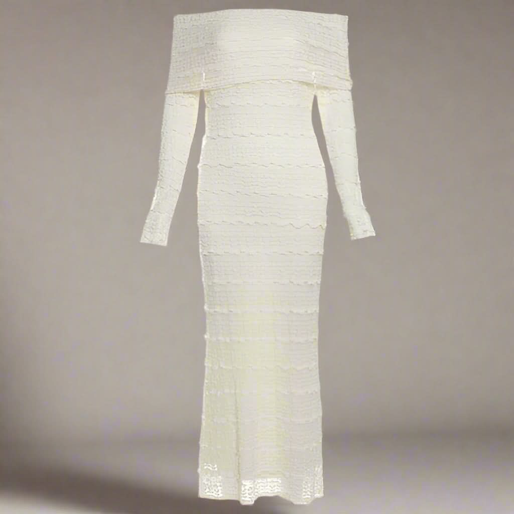 25e édition : élégante robe longue en dentelle à épaules dénudées, style mondain emblématique