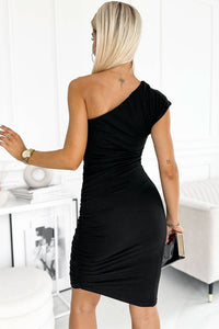 Robe moulante noire asymétrique à manches courtes et froncée