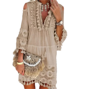 Mini-robe bohème en dentelle au crochet brodée – épaules dénudées, volants et pompons