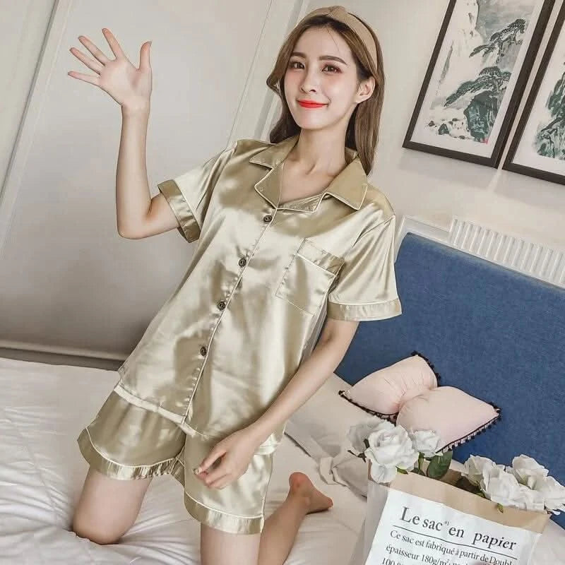 بيجامات نسائية من الحرير والساتان