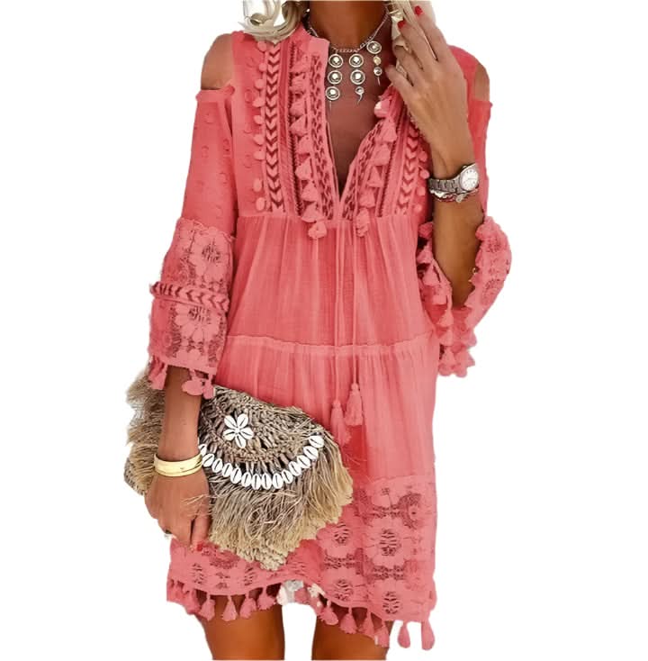 Mini-robe bohème en dentelle au crochet brodée – épaules dénudées, volants et pompons