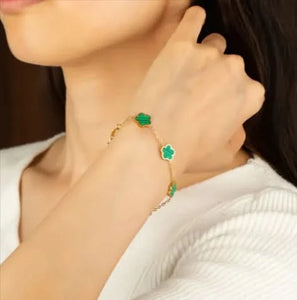Bracelet élégant en or avec goutte florale