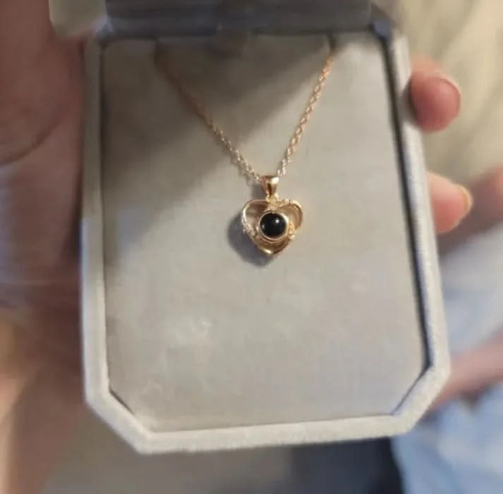 قلادة صورة على شكل قلب ملون