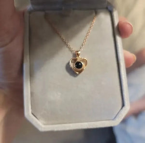 قلادة صورة على شكل قلب ملون