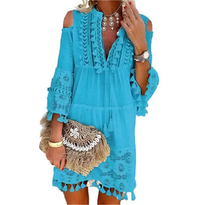 Mini-robe bohème en dentelle au crochet brodée – épaules dénudées, volants et pompons