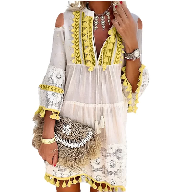 Mini-robe bohème en dentelle au crochet brodée – épaules dénudées, volants et pompons